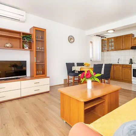 Emil With Balcony 아파트 *