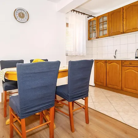 Emil With Balcony 아파트 바슈카